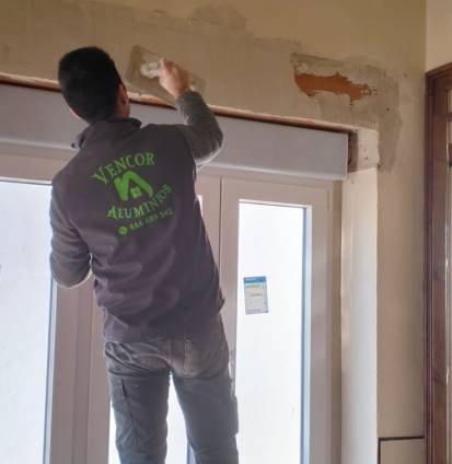 Montaje de ventana por nuestros técnicos de Venco aluminios